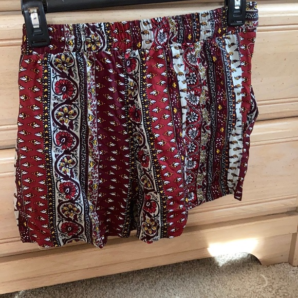 Patterned flowy shorts - Picture 2 of 2